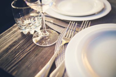 Restoranda yemek servisi.