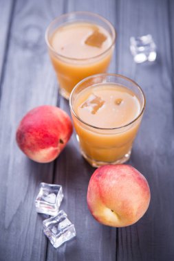 Şeftali suyu ve taze şeftali