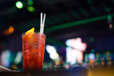 Kırmızı alkollü kokteyl