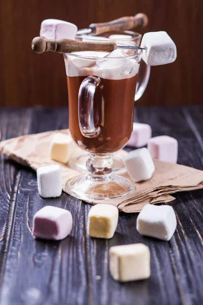 Kakaogetränk mit Marshmallows — Stockfoto