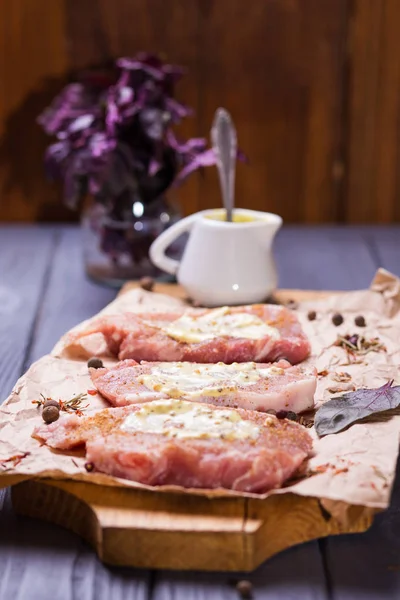 Carne cruda con salsa — Foto de Stock