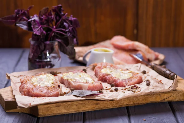 Carne crua com molho — Fotografia de Stock