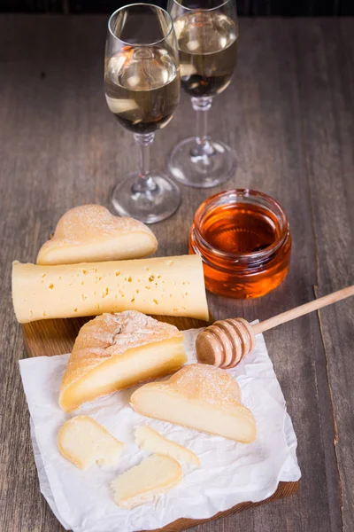 Vinho branco e queijo — Fotografia de Stock