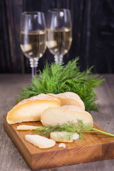 화이트 와인 및 치즈 — 스톡 사진
