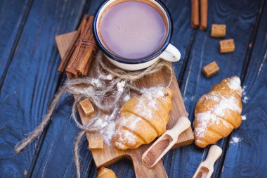 sıcak çikolata kruvasan ile