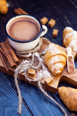 sıcak çikolata kruvasan ile