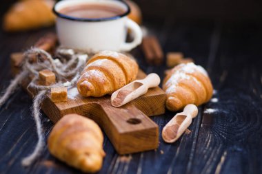 sıcak çikolata kruvasan ile