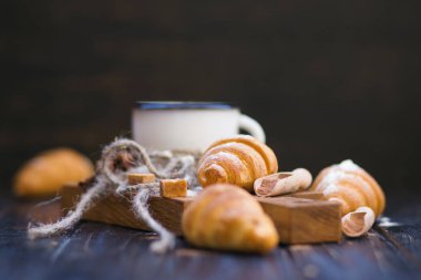 sıcak çikolata kruvasan ile