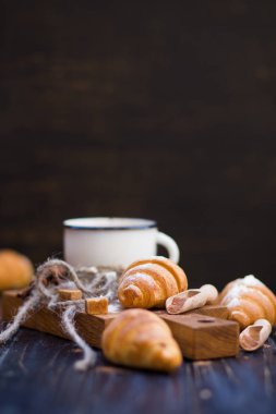 sıcak çikolata kruvasan ile