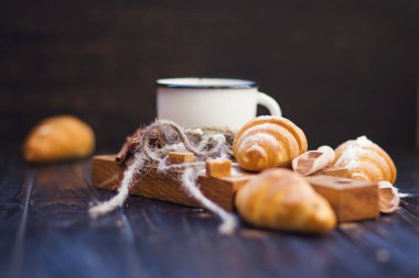 sıcak çikolata kruvasan ile