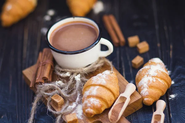 sıcak çikolata kruvasan ile