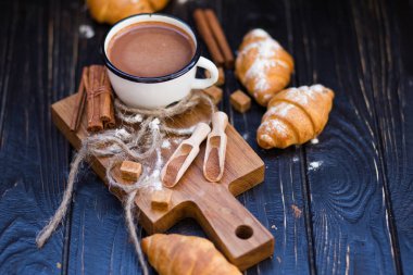 sıcak çikolata kruvasan ile