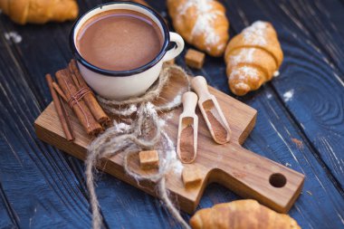 sıcak çikolata kruvasan ile