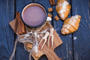 sıcak çikolata kruvasan ile