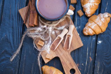 sıcak çikolata kruvasan ile