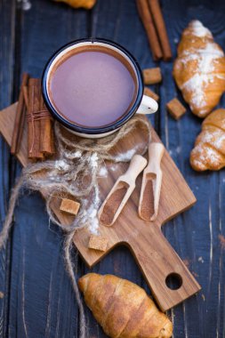 sıcak çikolata kruvasan ile