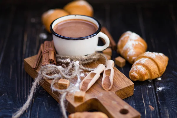 sıcak çikolata kruvasan ile