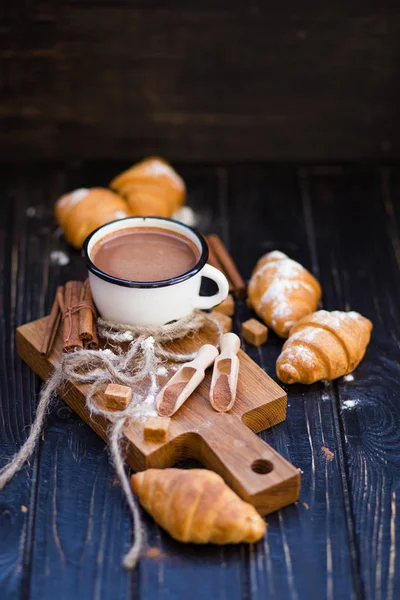 sıcak çikolata kruvasan ile