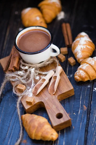 sıcak çikolata kruvasan ile