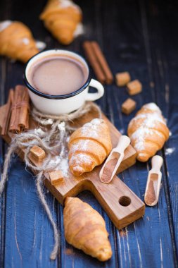 sıcak çikolata kruvasan ile