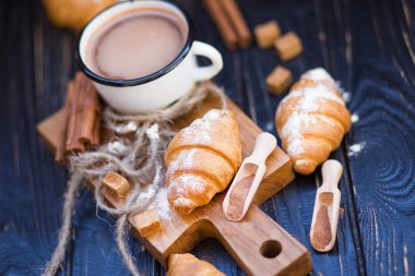 sıcak çikolata kruvasan ile