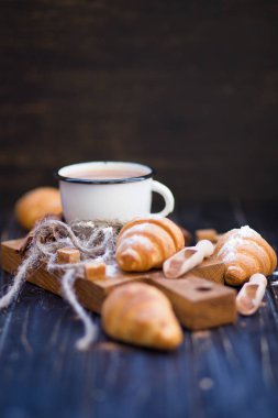 sıcak çikolata kruvasan ile