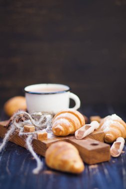 sıcak çikolata kruvasan ile