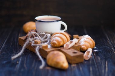 sıcak çikolata kruvasan ile