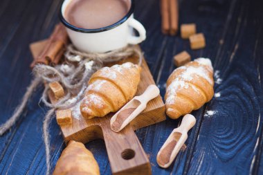 sıcak çikolata kruvasan ile