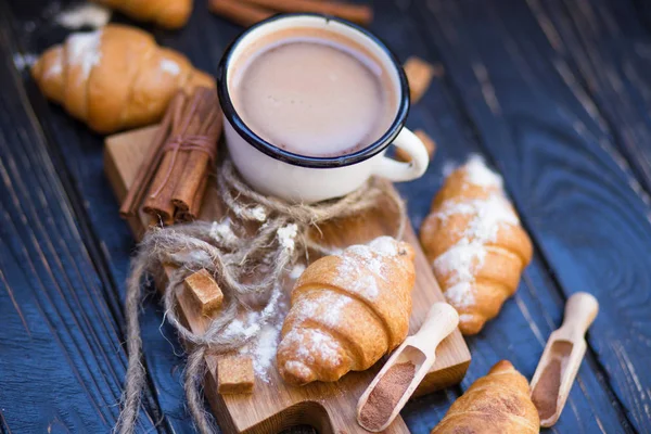 Hot chocolate with croissant — Stock Photo, Image