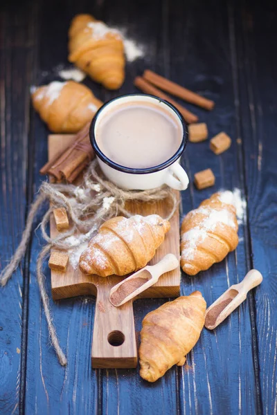 Hot chocolate with croissant — Stock Photo, Image