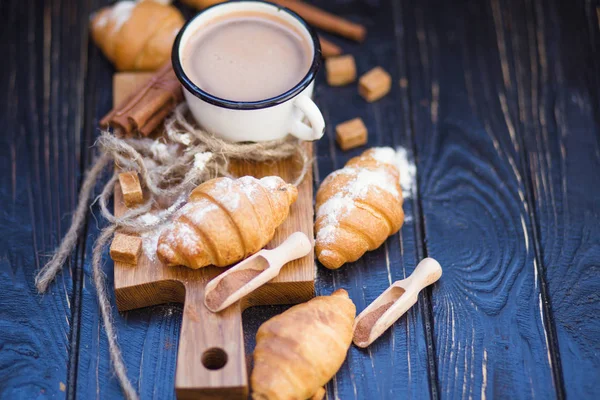 Hot chocolate with croissant — Stock Photo, Image