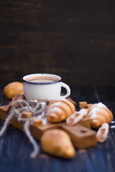 Hot chocolate with croissant — Stock Photo, Image