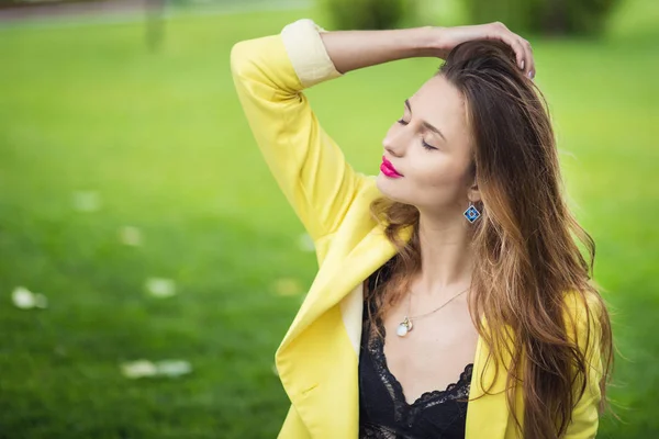 Girl posing in park — Stock Photo, Image