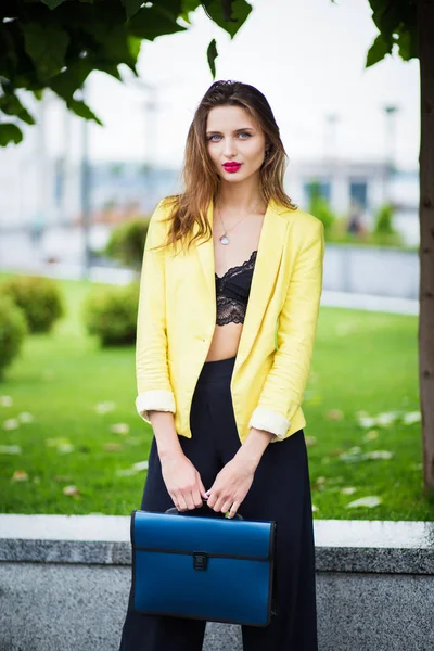 Girl posing in park — Stock Photo, Image