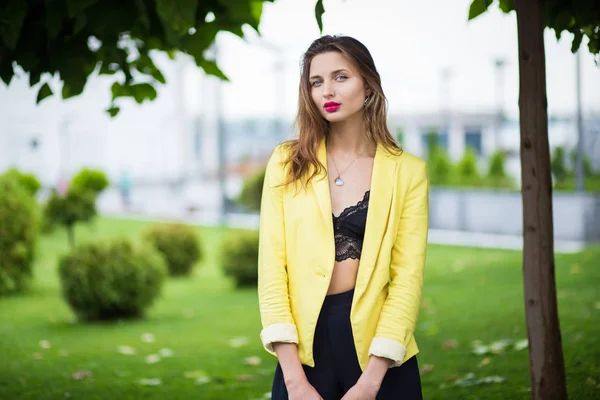 Mädchen posiert im Park — Stockfoto