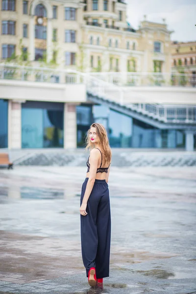 Ragazza in posa sulla strada — Foto Stock