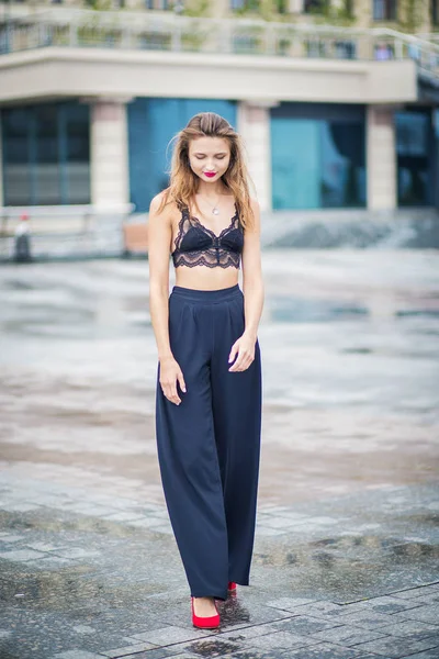 Girl posing on the street — Stock Photo, Image