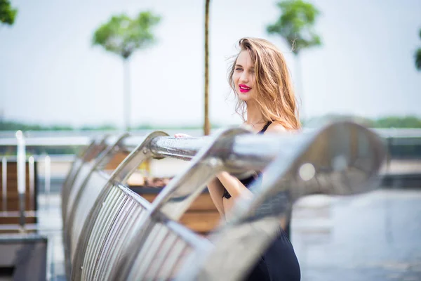 Ragazza in posa nel parco — Foto Stock