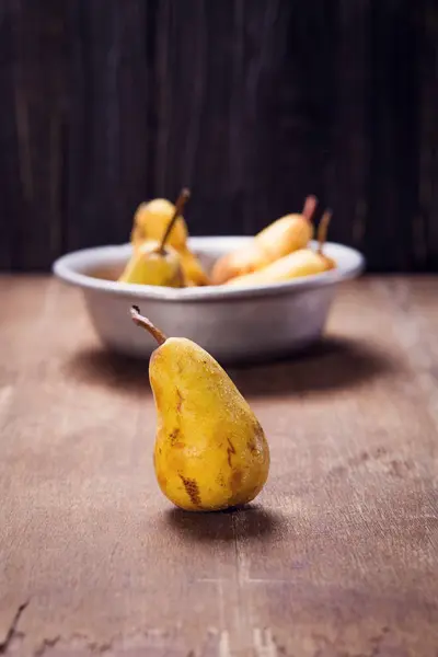 오래 된 접시에 배 — 스톡 사진