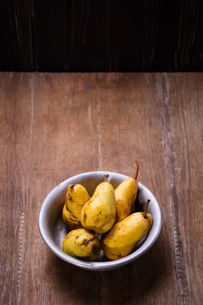 Pere in piatto vecchio — Foto Stock