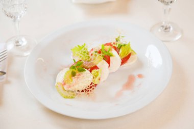 taze caprese salatası