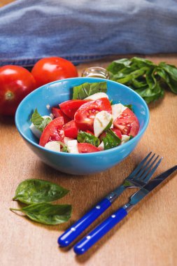 taze caprese salatası