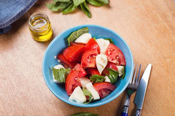 taze caprese salatası