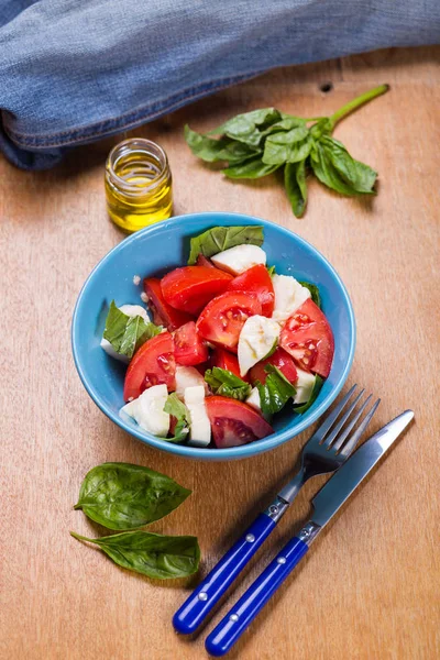 taze caprese salatası