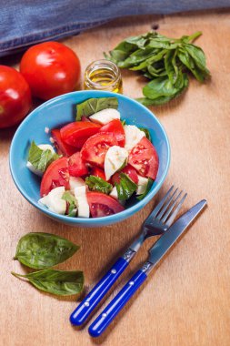 taze caprese salatası