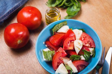 taze caprese salatası