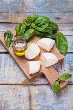 taze fesleğen ve mozzarella peyniri