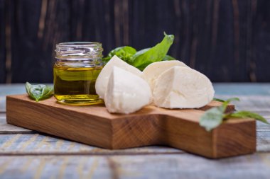 taze fesleğen ve mozzarella peyniri