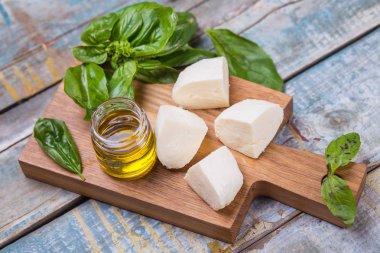 taze fesleğen ve mozzarella peyniri